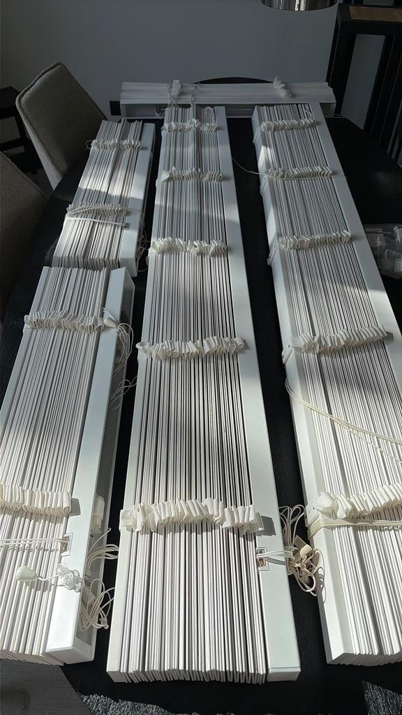 Witte houten jaloezieën 50mm - zo goed als nieuw, Huis en Inrichting, Stoffering | Gordijnen en Lamellen, Zo goed als nieuw, 100 tot 150 cm