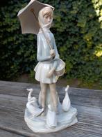 Porseleinen Nao Lladro beeldje, Meisje met paraplu, Ophalen of Verzenden, Gebruikt, Mens