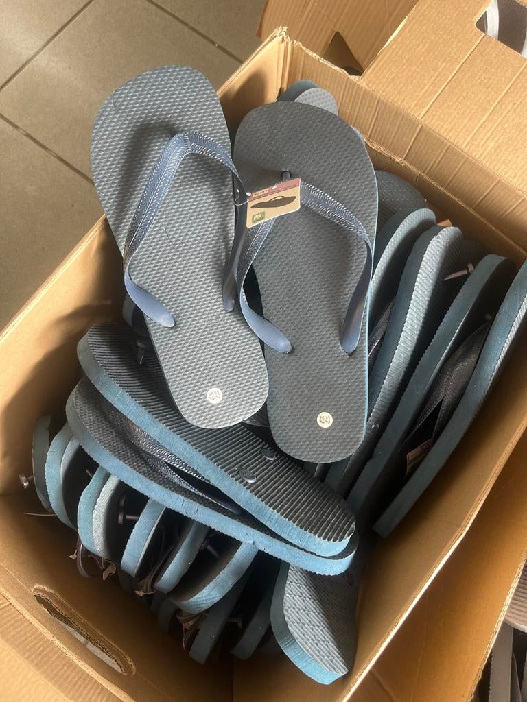 Partij 30x Slippers Maat 36-42 - Nieuw, Ophalen of Verzenden, Nieuw, Blauw, Slippers