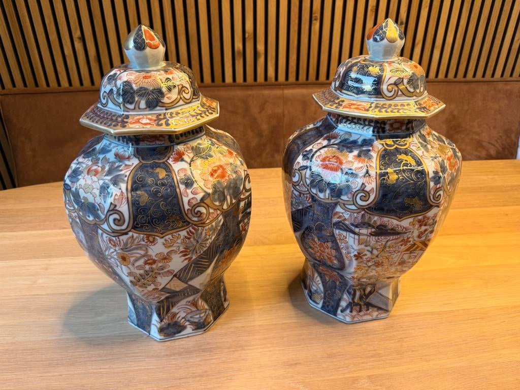 2 grote Imari dekselvazen, Ophalen