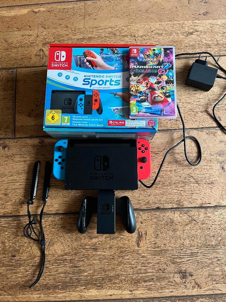 Nintendo switch V2 met Mario kart 8 deluxe, Spelcomputers en Games, Games | Nintendo Switch, Zo goed als nieuw, Racen en Vliegen