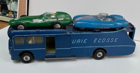 corgi toy race car transporter incl 2 raceauto's, Ophalen of Verzenden, Zo goed als nieuw, Bus of Vrachtwagen, Corgi