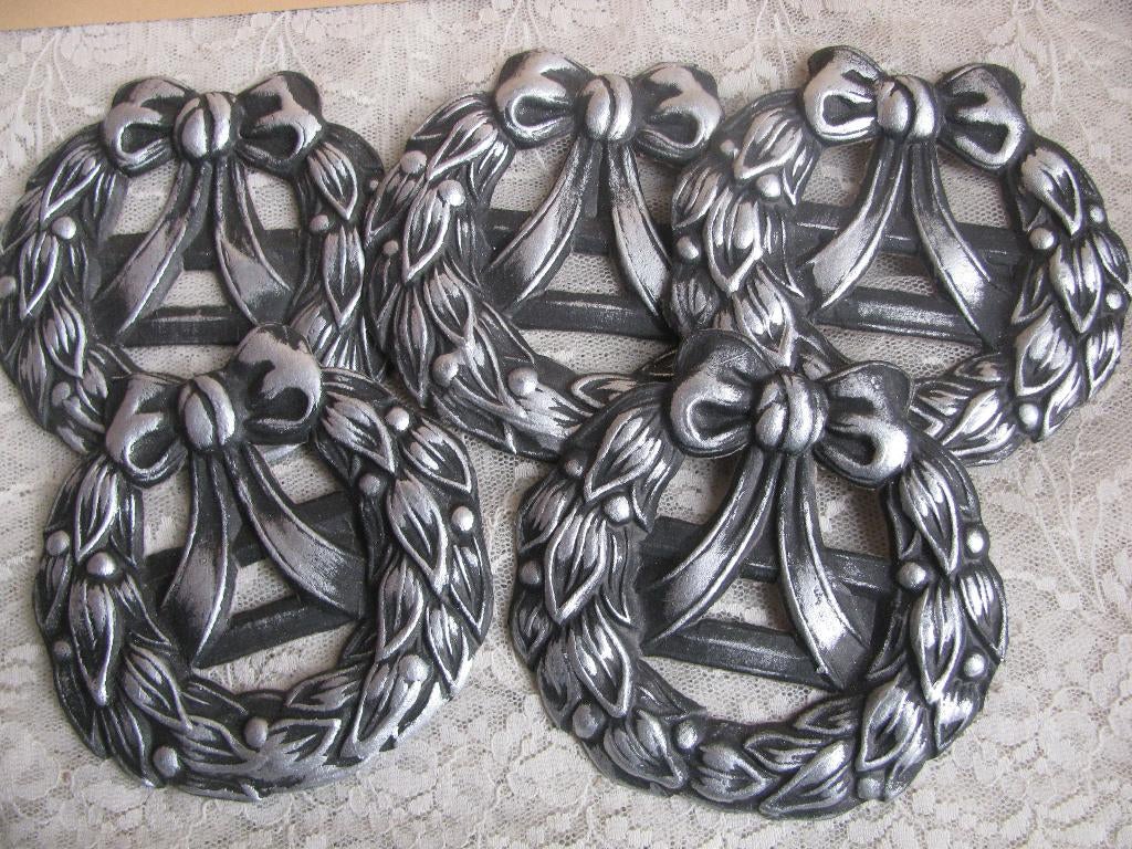 5 Dresdner Pappe Versieringen - Krans met Strik 7.5 x 8 cm, Verzenden