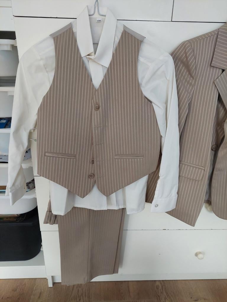 Mooi pak met overhemd , beige maat 128, Kinderen en Baby's, Kinderkleding | Maat 128, Ophalen of Verzenden, Zo goed als nieuw