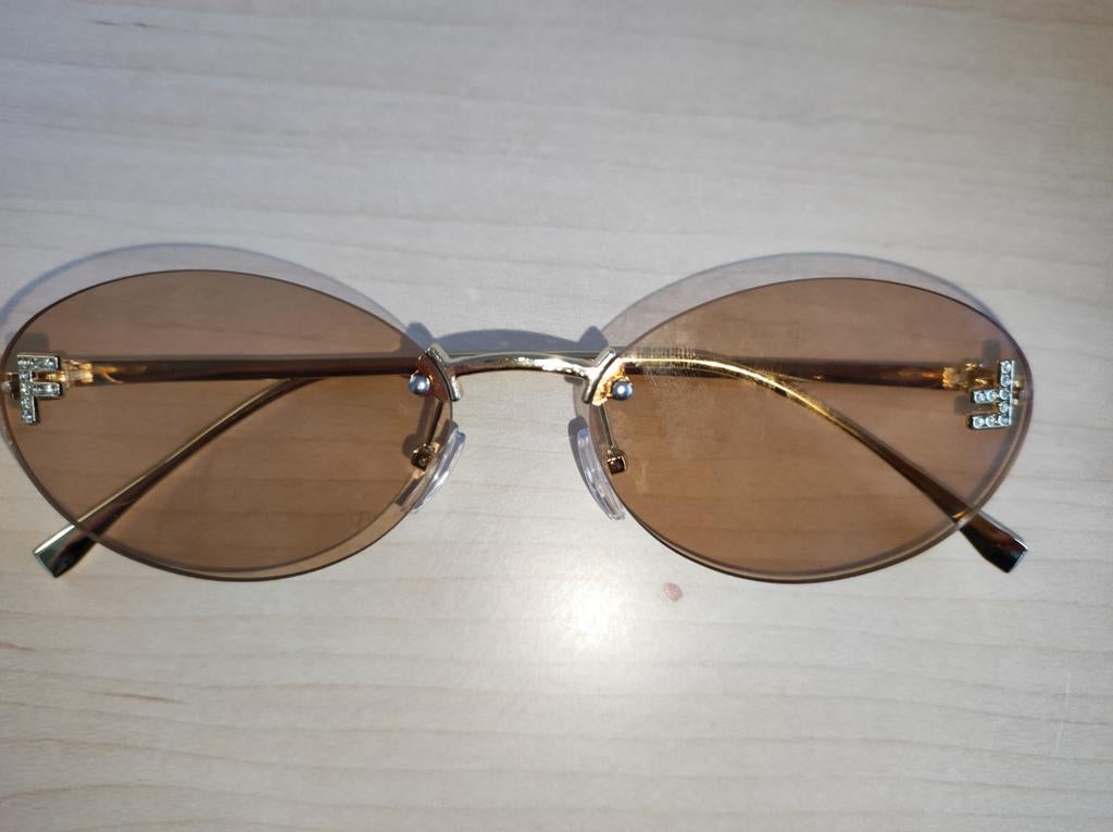 Stijlvolle Zonnebril met Gouden Montuur en F-details, Overige merken, Zonnebril, Bruin, Ophalen of Verzenden