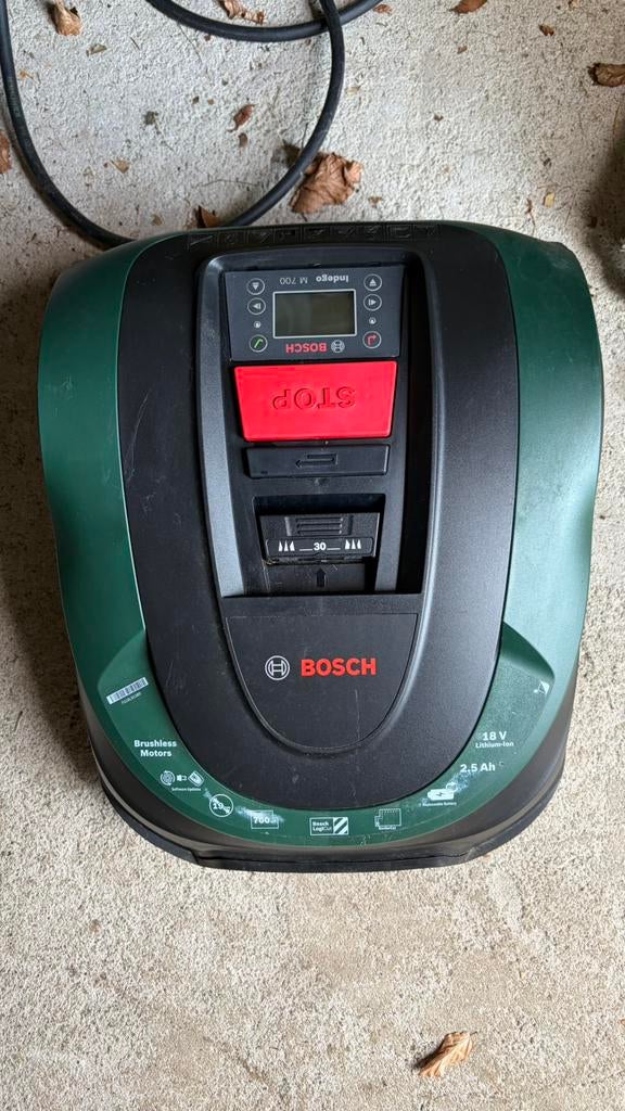 Bosch Indego M700 robotmaaier met garage en toebehoren, Tuin en Terras, Robotmaaiers, Ophalen of Verzenden, Gebruikt, Meer dan 25 cm