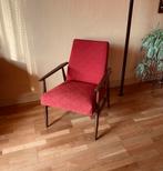 Vintage fauteuil jaren '60 - Rood met houten armleuningen, Huis en Inrichting, Fauteuils, Ophalen, Gebruikt, 75 tot 100 cm, 50 tot 75 cm