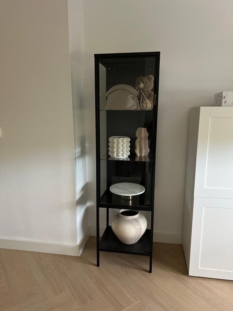 Ikea Rudsta Vitrinekast / Glaskast - Zwart, Huis en Inrichting, Kasten | Vitrinekasten, Ophalen, Minder dan 50 cm, Met deur(en)