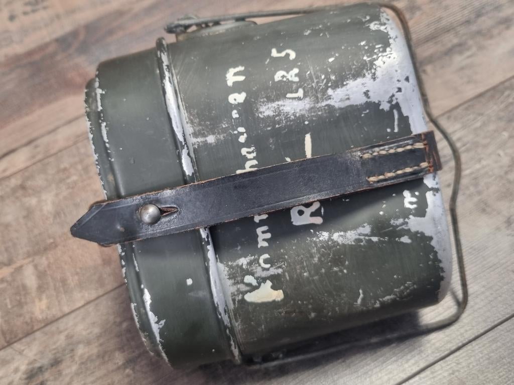 Duits WOII Essgeschirr eetblik wehrmacht met riempje op naam, Verzamelen, Militaria | Tweede Wereldoorlog, Ophalen of Verzenden
