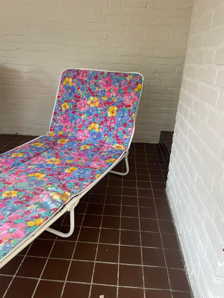 Ligbed met bloemenprint - Verstelbaar en inklapbaar, Ophalen of Verzenden, Gebruikt, Metaal, Inklapbaar