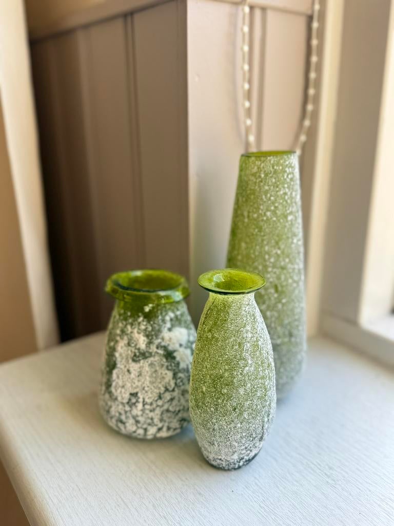 Drie kleine groene vaasjes met wit detail, Ophalen of Verzenden, Minder dan 50 cm, Groen, Glas