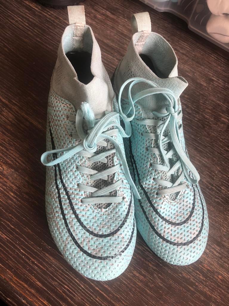 Nike Lichtblauwe voetbalschoenen 35, Sport en Fitness, Voetbal, Maat XS of kleiner, Ophalen of Verzenden, Gebruikt, Schoenen