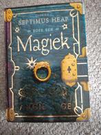 Angie Sage Magiek Boek Eén Hardcover. In zeer nette staat, Boeken, Ophalen of Verzenden, Zo goed als nieuw