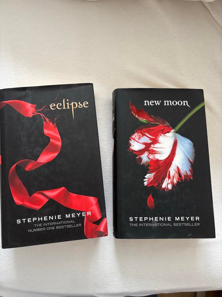Eclipse en New Moon van de Twilight Saga (Engels), Boeken, Ophalen of Verzenden, Gelezen, Amerika