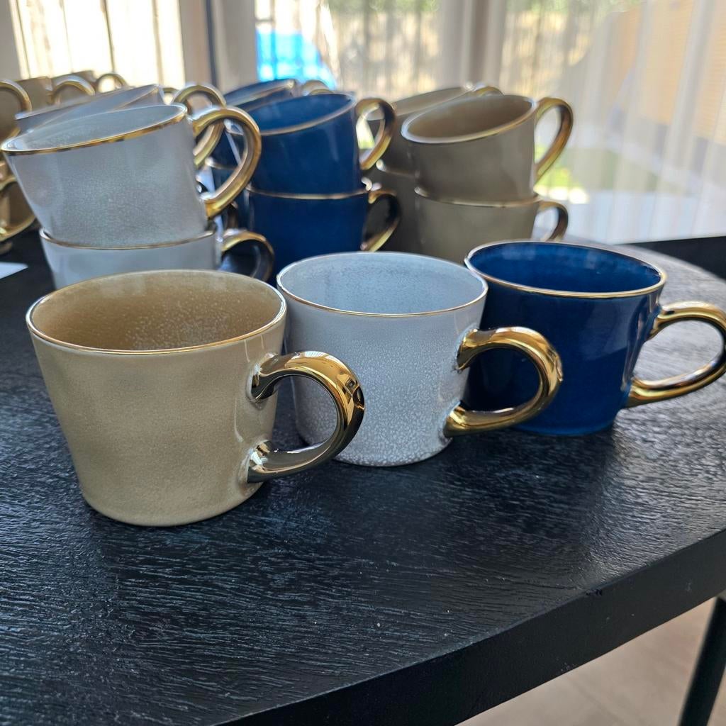 20 mokken beige wit blauw met goudkleurige accenten., Ophalen