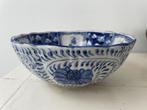 Grote kom/schaal in blauw en wit porselein., Gebruikt, Porselein of Keramiek, Schaal, Rond