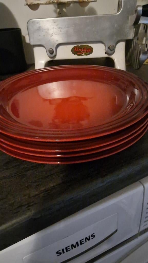 Le Creuset borden, 27 cm, kersenrood, Ophalen of Verzenden