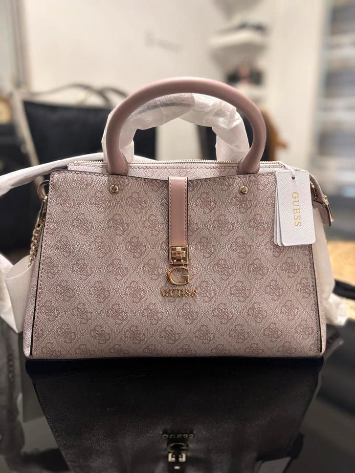 Guess Handtas - Roze met Monogram Patroon, Sieraden, Tassen en Uiterlijk, Tassen | Damestassen, Nieuw, Handtas, Roze, Ophalen of Verzenden