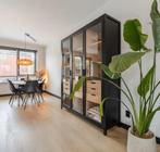 Goossens Vitrinekast/Buffetkast Zwart met Eiken Binnenkant, Ophalen, 25 tot 50 cm, 200 cm of meer