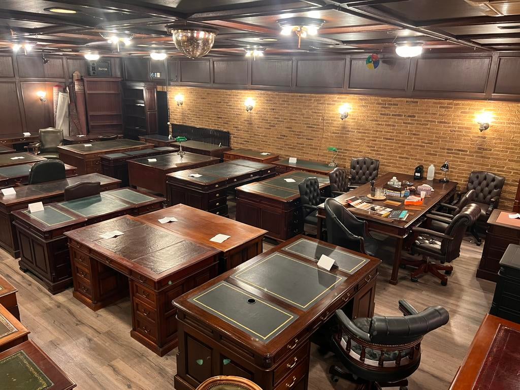 Ruime collectie klassieke bureaus en stoelen, Huis en Inrichting, Bureaus, Hout, Bruin, Ophalen of Verzenden, Zo goed als nieuw