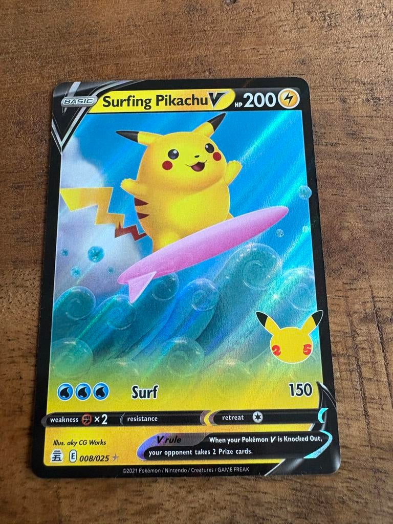 Surfing Pikachu V Pokémon Kaart - Celebrations 008/025, Ophalen, Zo goed als nieuw, Losse kaart