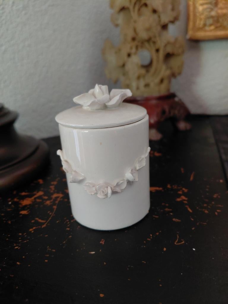 Klein porseleinen potje met deksel gemerkt Capodimonte-merk, Antiek en Kunst, Antiek | Porselein, Ophalen of Verzenden