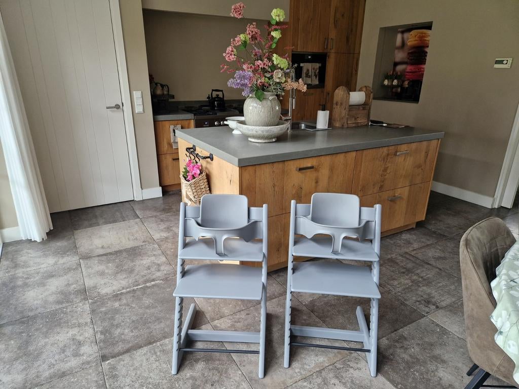 2 tripp trapp kinderstoelen warm grey ZGAN!, Ophalen, Zo goed als nieuw, Meegroeistoel, Stoelverkleiner