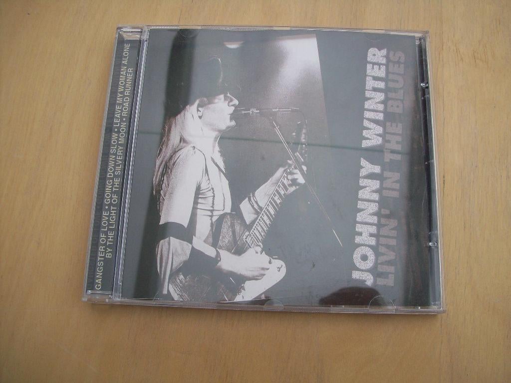 CD : Johnny Winter -livin' in the Blues, Cd's en Dvd's, Ophalen of Verzenden, 1980 tot heden, Zo goed als nieuw, Blues