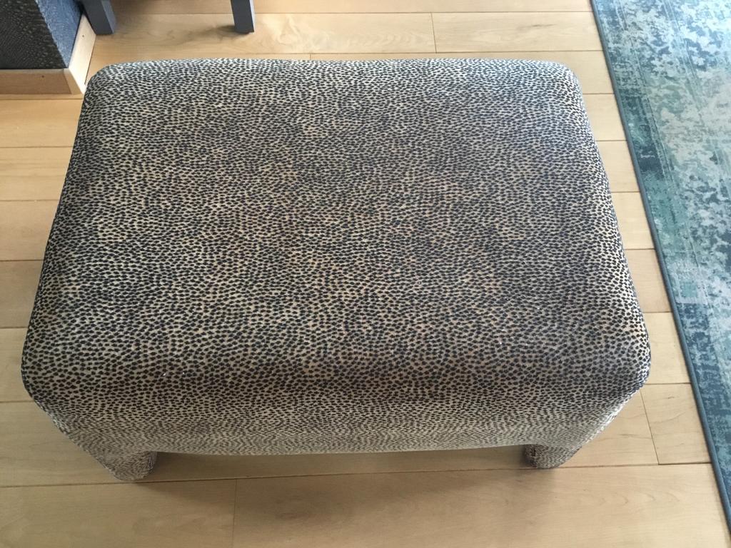Hocker met dierenprint, Huis en Inrichting, Banken | Voetenbanken en Poefen, Ophalen of Verzenden, Gebruikt, Vierkant, Stof