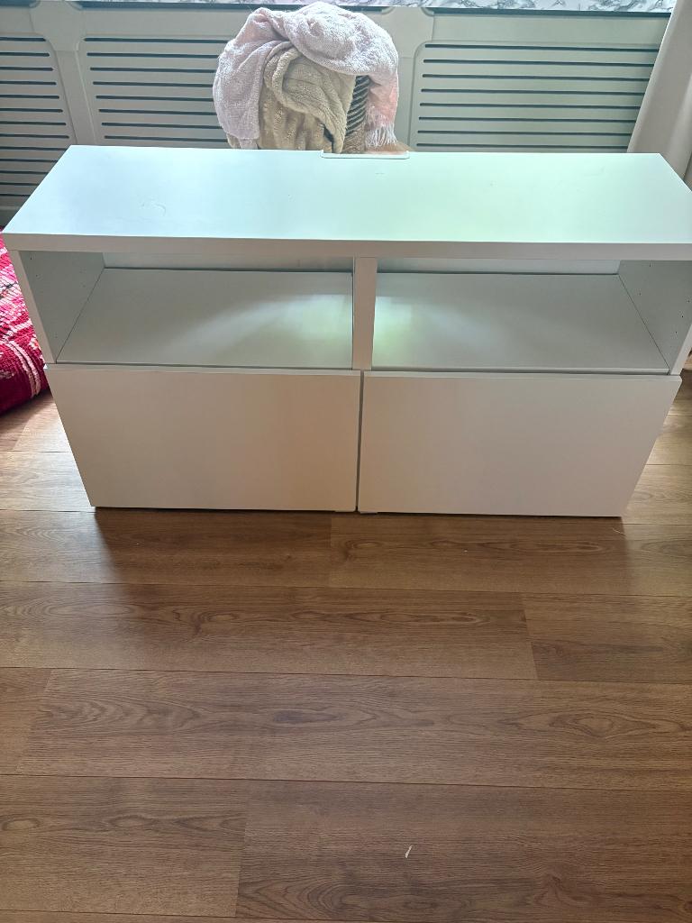 Ikea tv kast met deuren, Huis en Inrichting, Ophalen, 100 tot 150 cm, Modern/Scandinavisch, Zo goed als nieuw