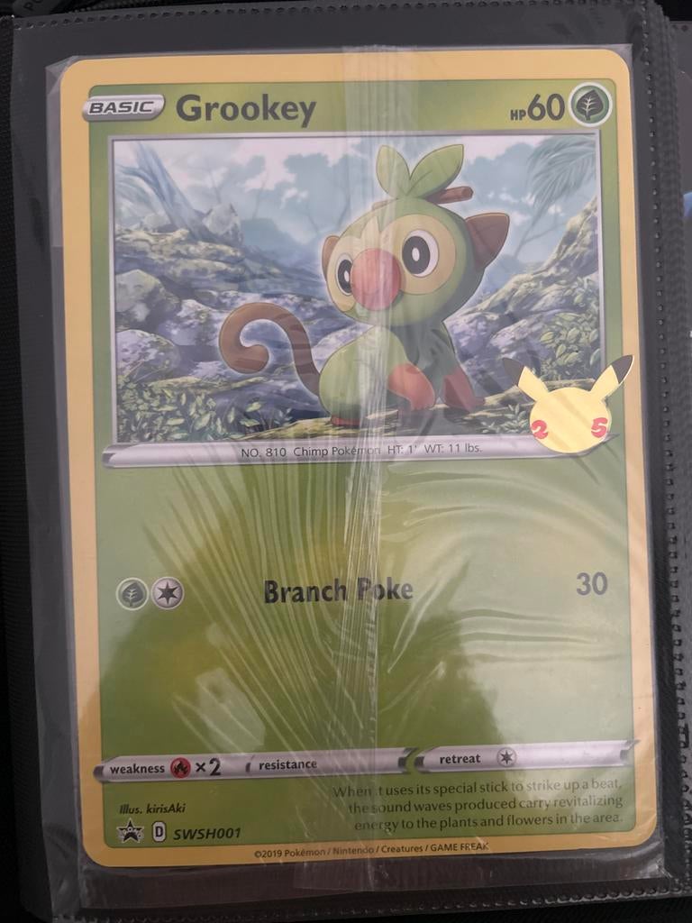 Oversized Grookey Pokémon Kaart - SWSH001 (Gesleeved), Ophalen of Verzenden, Zo goed als nieuw, Losse kaart
