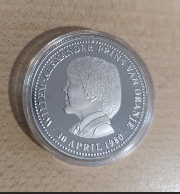 Willem-Alexander 1980 herdenkingspenning €1,75 p/st, Ophalen of Verzenden, Overige materialen, Nederland