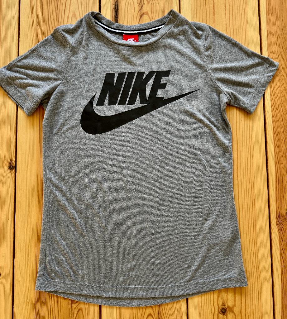 Nike Shirt / Tee - Grijs met logo – maat XS / Small, Kleding | Dames, Sportkleding, Nike, Ophalen of Verzenden, Zo goed als nieuw