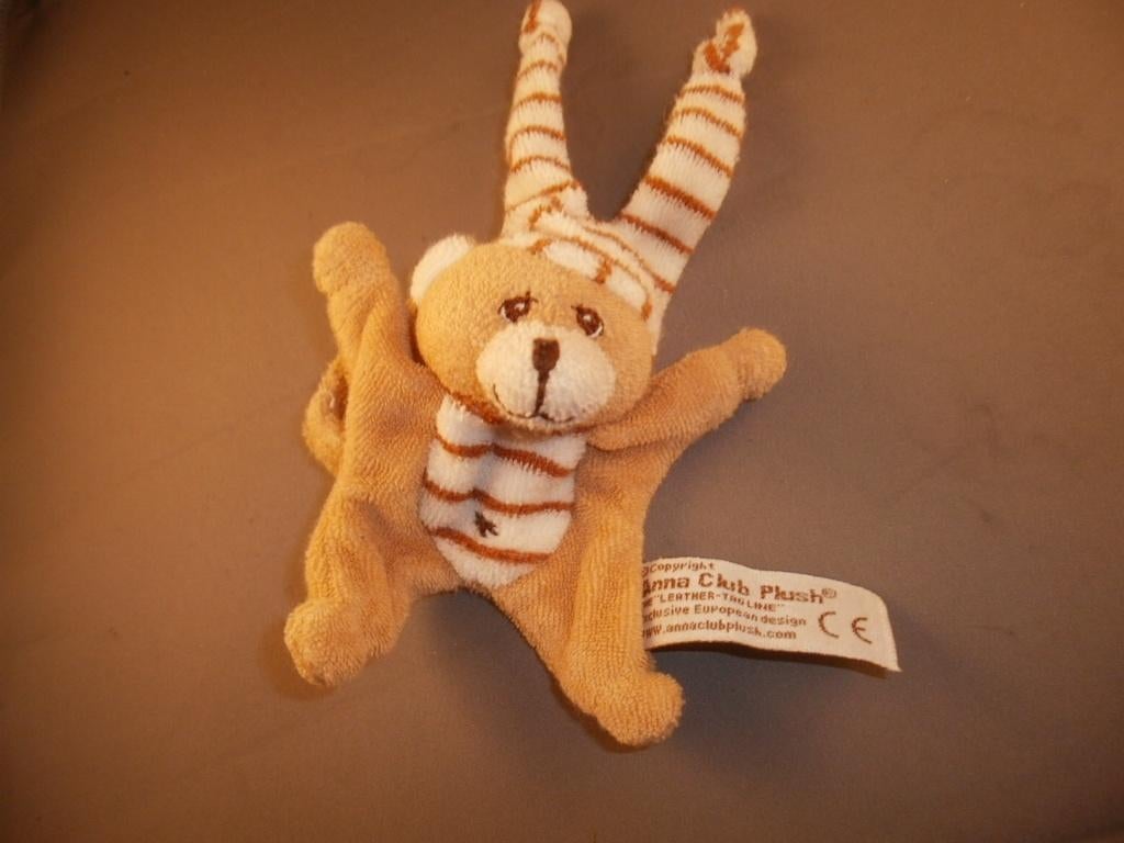 Anna club pluch beertje pols rammelaar dubbele muts badstof, Kinderen en Baby's, Speelgoed | Knuffels en Pluche, Ophalen of Verzenden