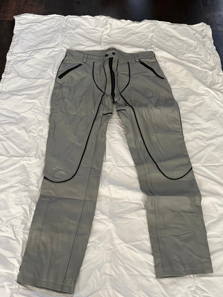 te koop grijze leren broek (gay) doorlopende rits., Kleding | Heren, Broeken en Pantalons, Onbekend, Maat 48/50 (M), Nieuw, Ophalen of Verzenden