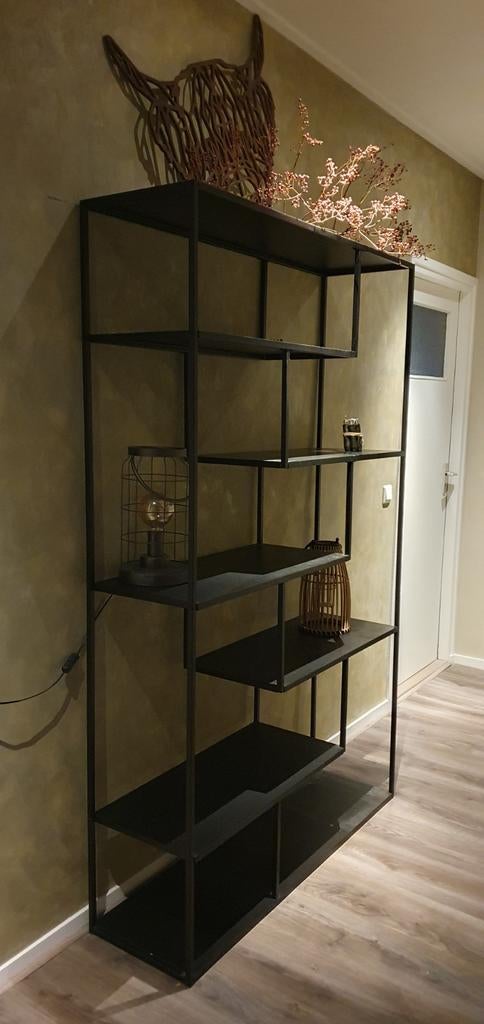 Zwart metalen open vakkenkast / boekenkast, Huis en Inrichting, Kasten | Boekenkasten, Ophalen, Met plank(en), Industrieel, Modern