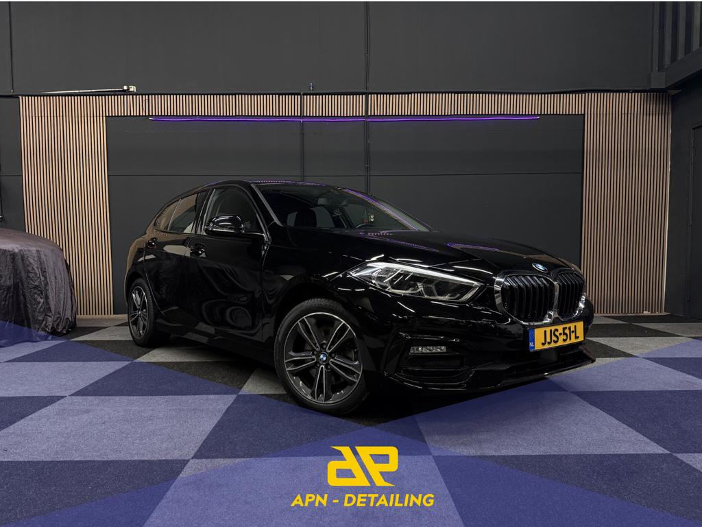 BMW 1Serie 118i 2020|AUTOMAAT|CRUISE|STOELVERWARMING|CARPLAY, USB, 4 cilinders, Leder en Stof, Zwart