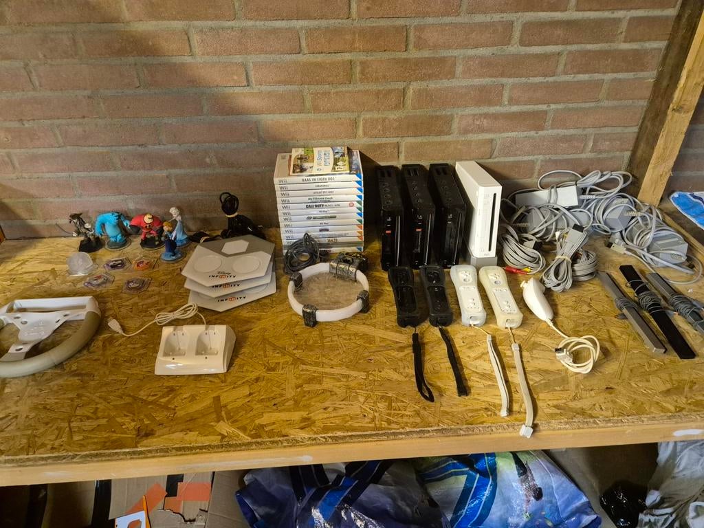 Wii games controllers infinity skylanders nunchuk toebehoren, Overige genres, Ophalen of Verzenden, Zo goed als nieuw, 3 spelers of meer