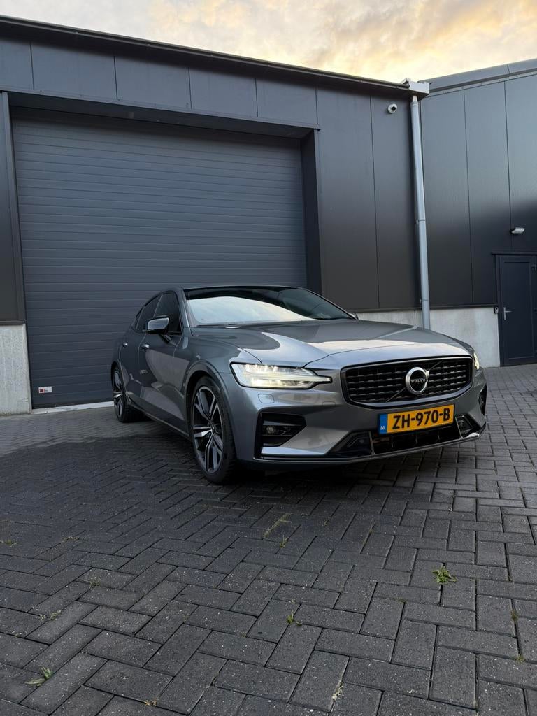Volvo S60 T5 R-Design|250PK|Pano|Harman Kardon |Pilot Assist, Auto's, Volvo, 1800 kg, 4 cilinders, 1969 cc, Origineel Nederlands