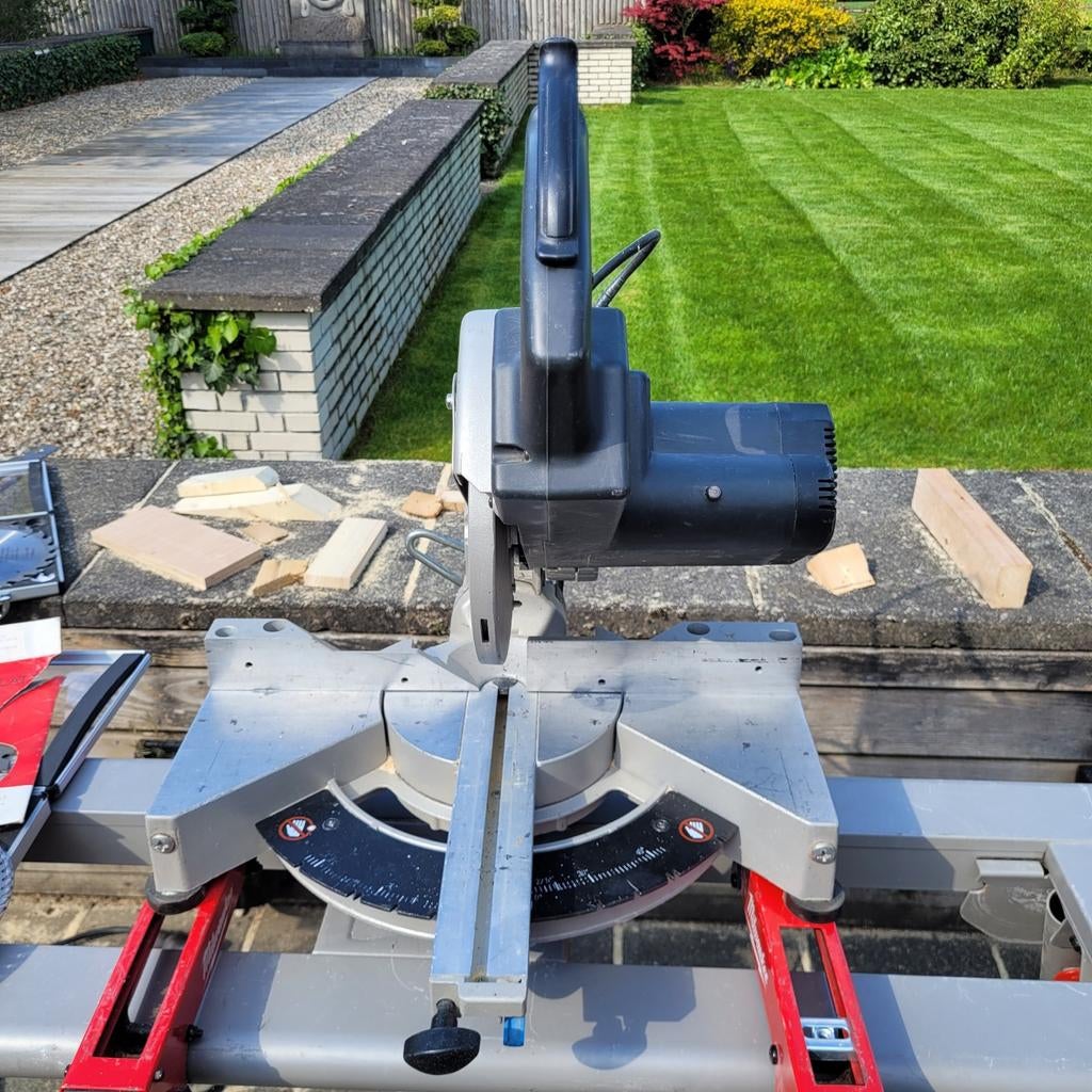 Professionele afkort/ verstekzaag, Ophalen