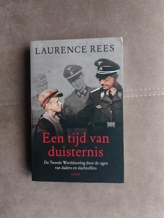 Een tijd van duisternis door L. Rees, Tweede Wereldoorlog, Ophalen of Verzenden, Zo goed als nieuw, Laurence Rees