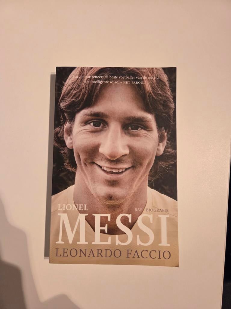 Lionel Messi - Leonardo Faccio - boek, Ophalen of Verzenden, Zo goed als nieuw, Sport