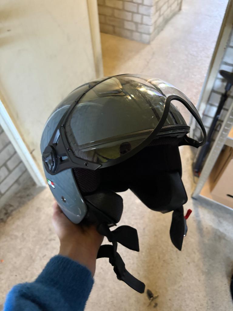 Grijze scooter helm maat s (55-56cm, Fietsen en Brommers, Brommerhelmen, Ophalen of Verzenden, Zo goed als nieuw, Small, VITO