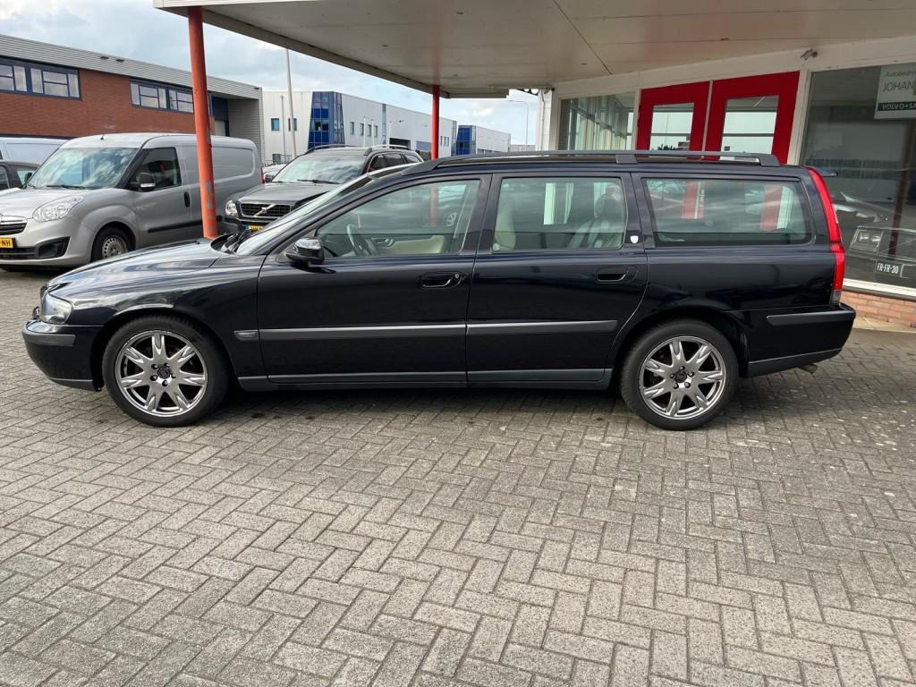 Volvo V70 2.4 170PK aut. NIEUWE APK/XENON/Trekhaak, Auto's, 1556 kg, Zwart, 2435 cc, Stoelverwarming