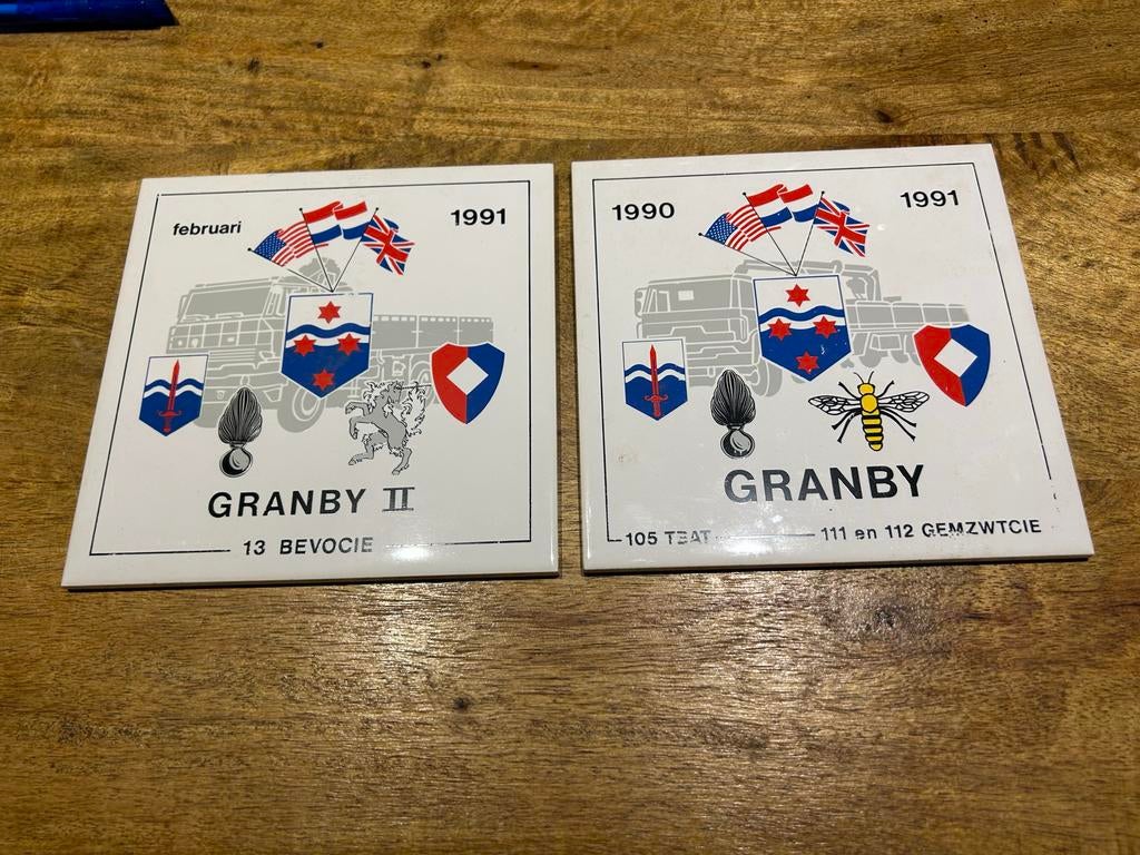 2 Militaire herinneringstegels KL Operatie Granby II, Verzamelen, Ophalen of Verzenden, Landmacht, Nederland