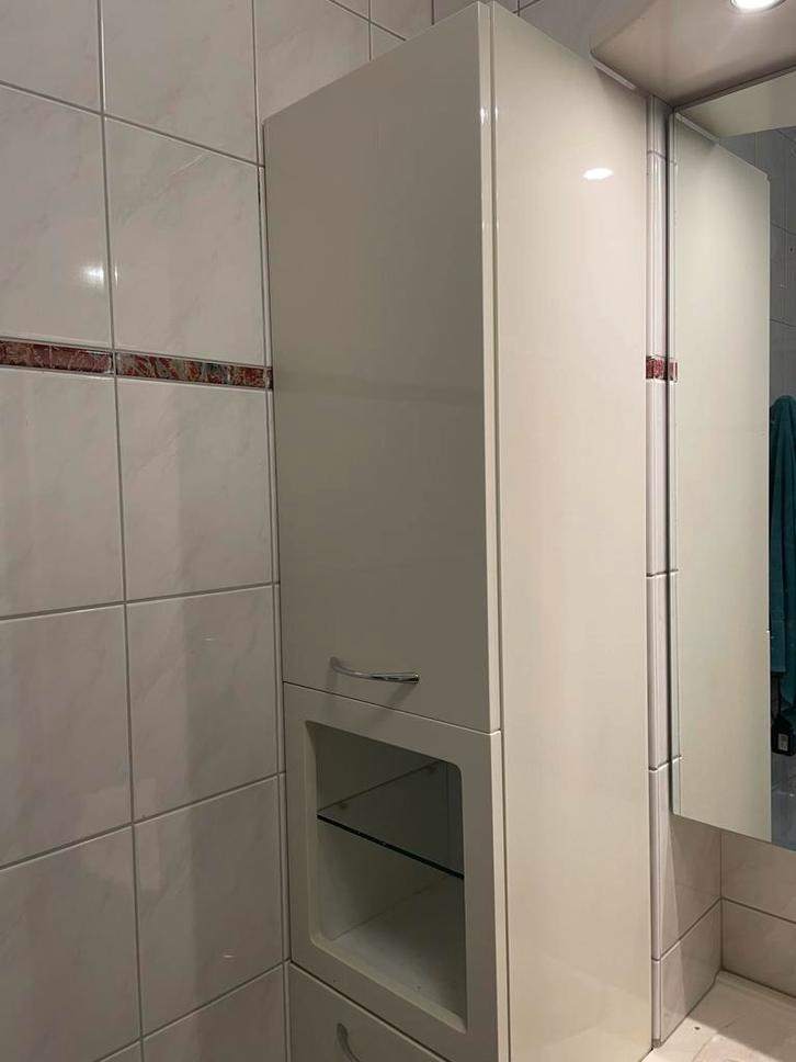 Badmeubelset (gratis): Kast, spiegelkast, onderkast, wastafe, Huis en Inrichting, Badkamer | Badkamermeubels, Gebruikt, (Half)hoge kast
