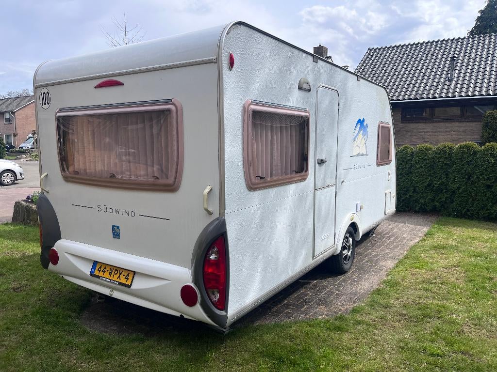 Knaus Sudwind 450 FU (1300kg!), Rondzit, Frans bed, Bedrijf, 750 - 1000 kg