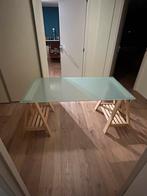 Bureau met glazen blad en houten schragen, Huis en Inrichting, Bureaus, Ophalen, Gebruikt, Bureau