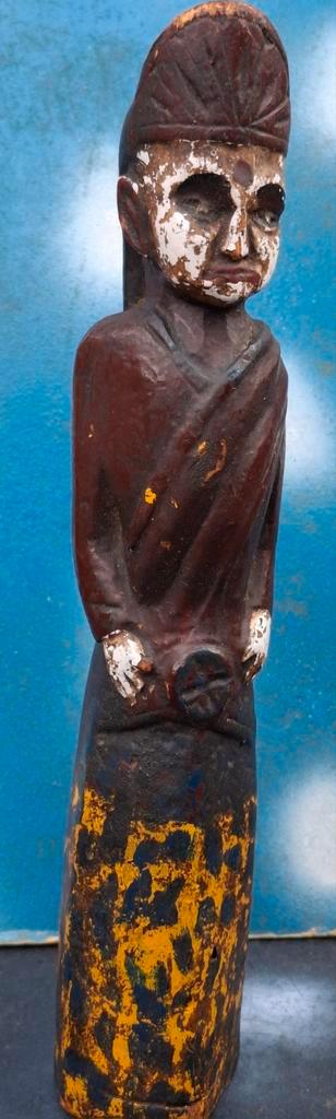 Indonesische dame. Houtsnijwerk. Oud. RARE. 29.5 cm., Antiek en Kunst, Kunst | Niet-Westerse kunst, Ophalen