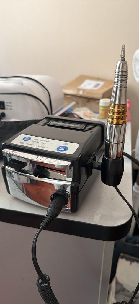 Elektrische nagelvijl revolution, Ophalen of Verzenden, Zo goed als nieuw, Zwart, Handen en Nagels